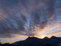 Ein Wolkenfächer über dem Zellerhorn beginnt im Abendlicht zu leuchten